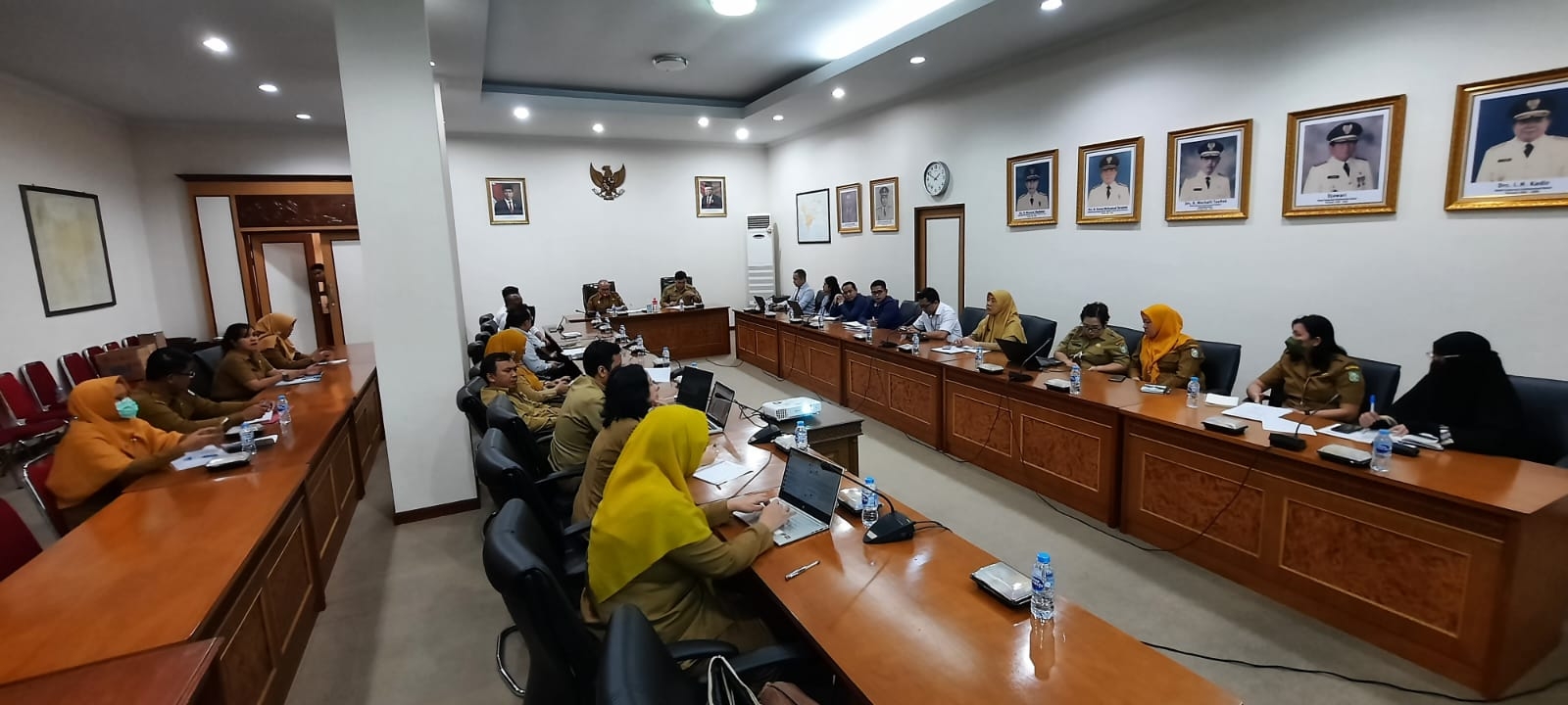 PONTIANAK - Biro Perekonomian Sekretariat Daerah Provinsi Kalimantan Barat menyelenggarakan Pertemuan untuk membahas Persiapan Rapat Pleno Tim Percepatan Akses Keuangan Daerah (TPAKD) Provinsi Kalimantan Barat pada hari Senin, 19 Juni 2023.